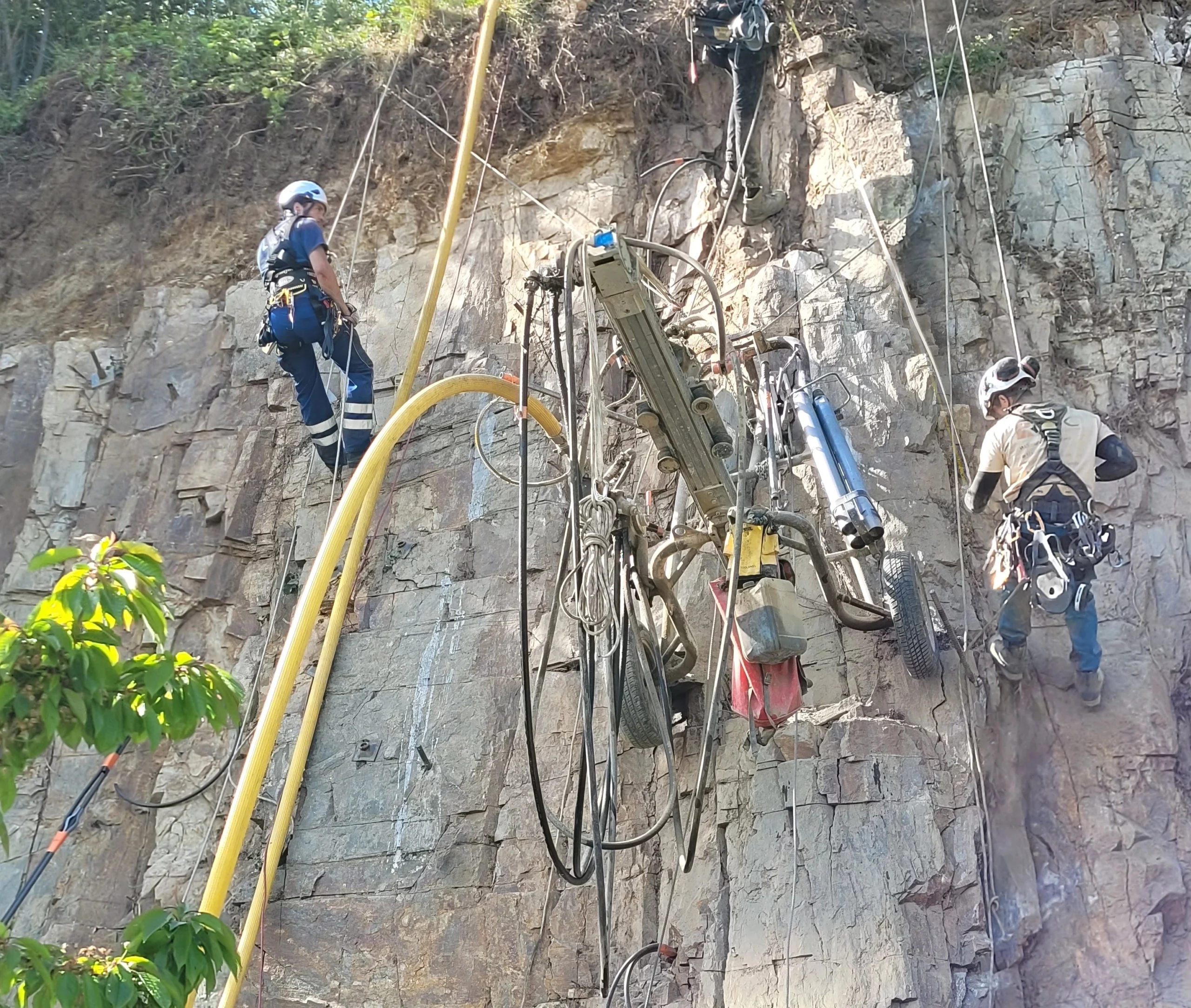 confortement falaise cordistes ancrages