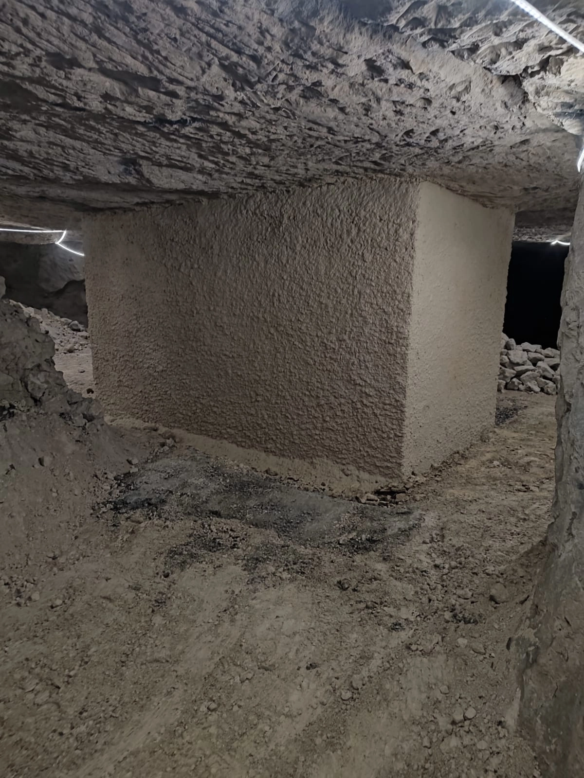 Confortement de cave par construction de pilier