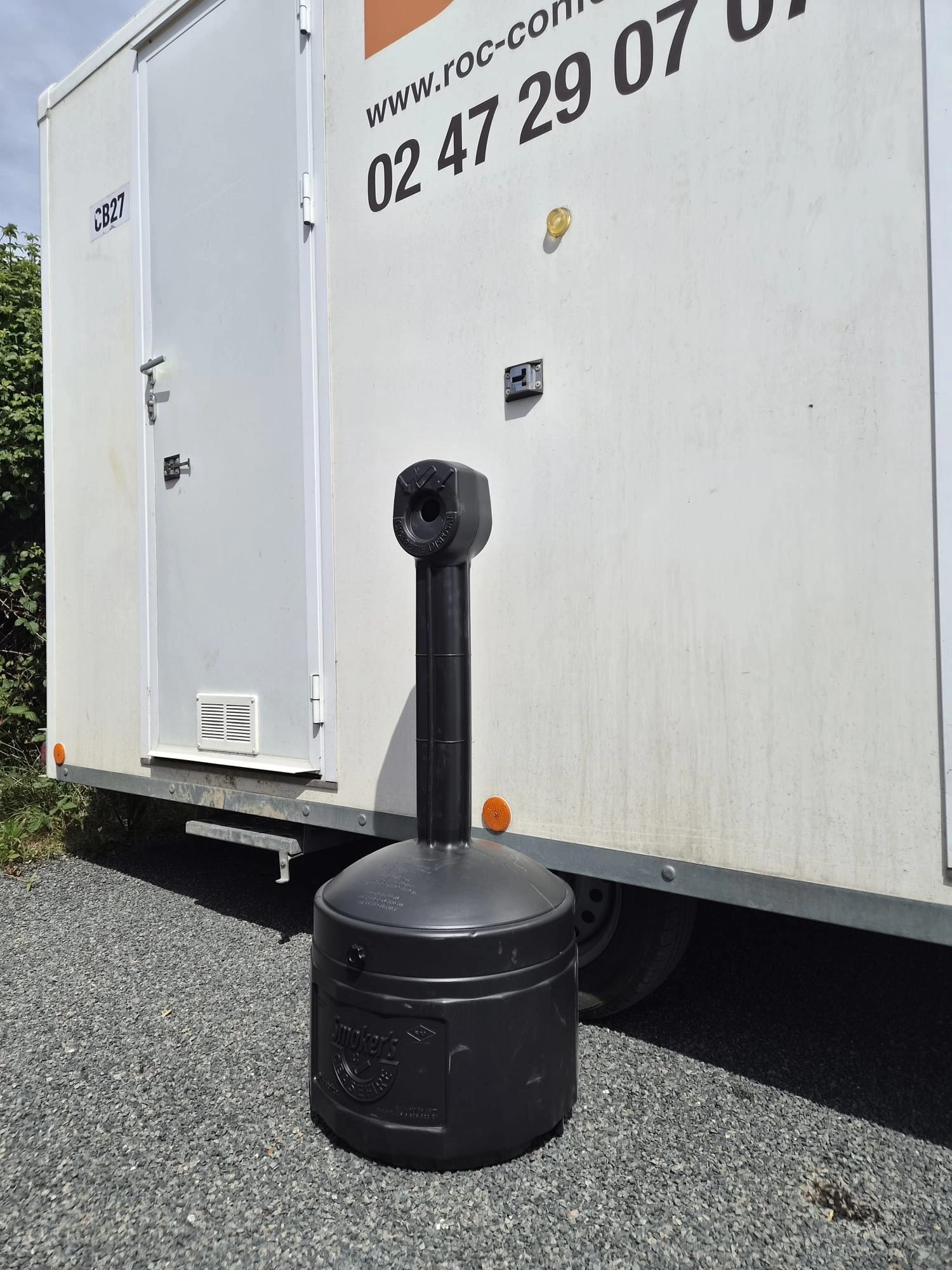 Cendrier sur chantier près de la roulotte